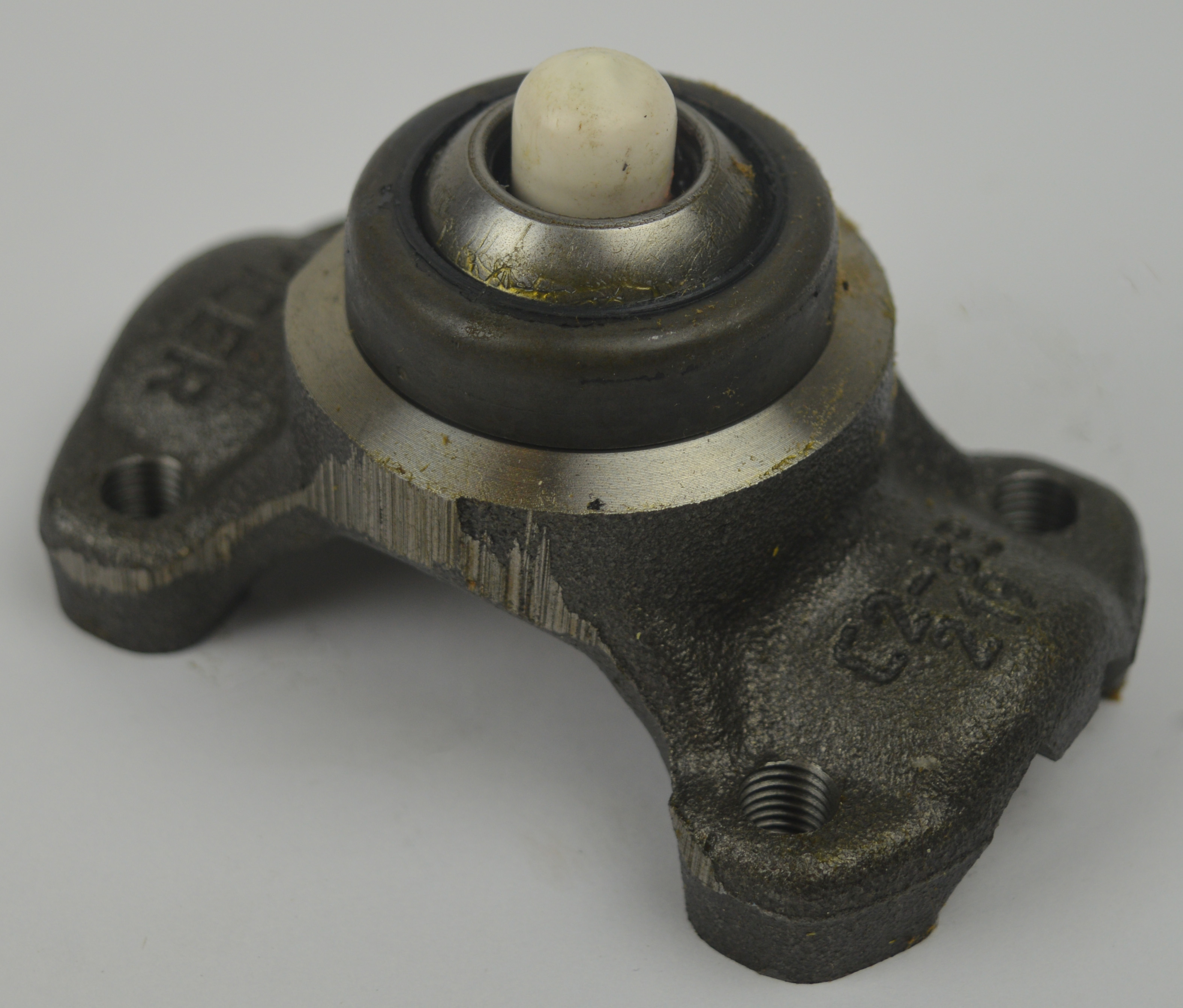 CENTERING YOKE